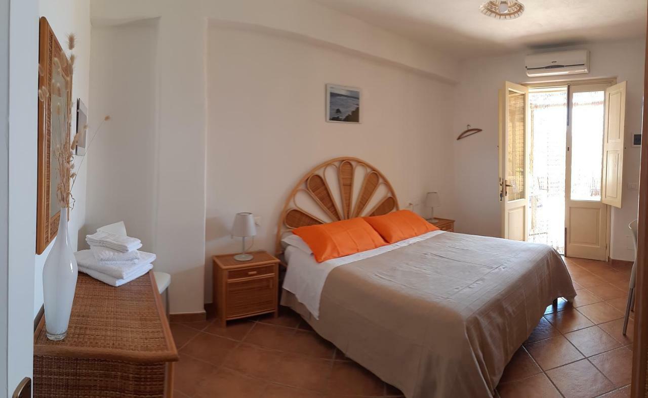 Albergo Seaside Leni Eksteriør bilde